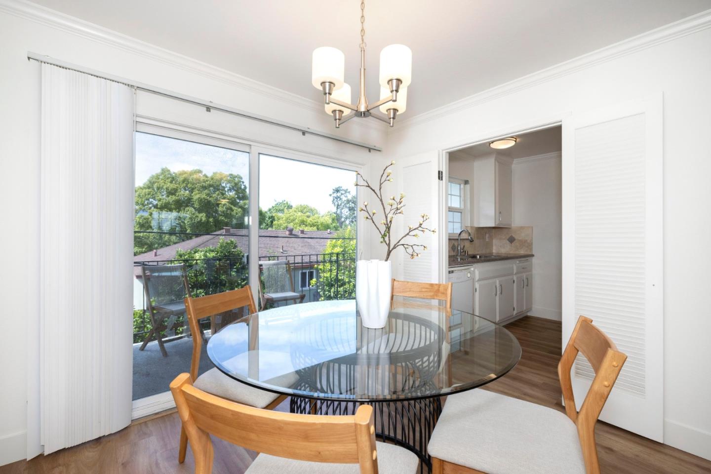 Detail Gallery Image 8 of 17 For 1915 Mount Vernon Ct #15,  Mountain View,  CA 94040 - 1 Beds | 1 Baths