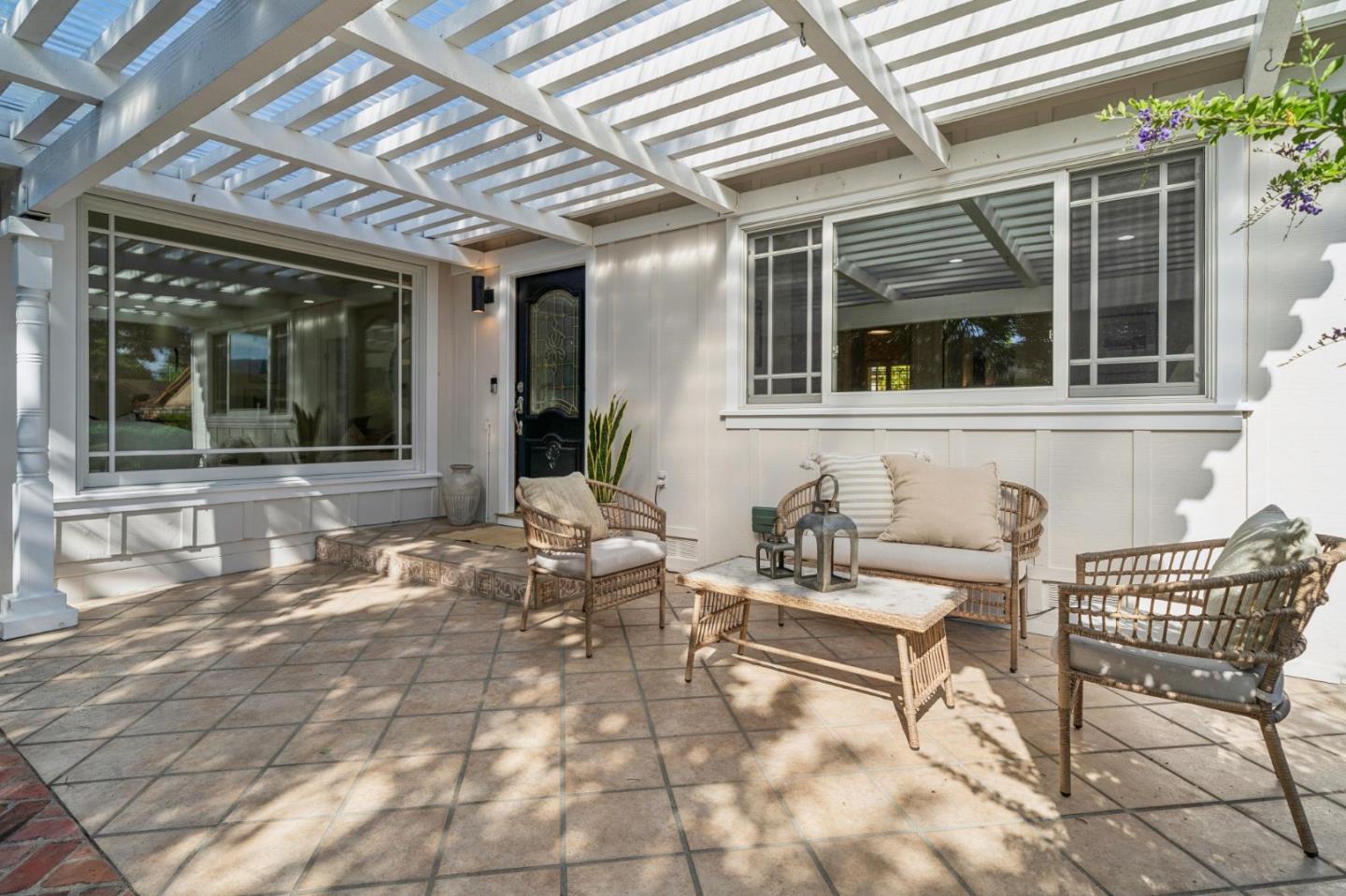 Detail Gallery Image 4 of 31 For 1244 Rose Ave, Mountain View,  CA 94040 - 4 Beds | 2 Baths