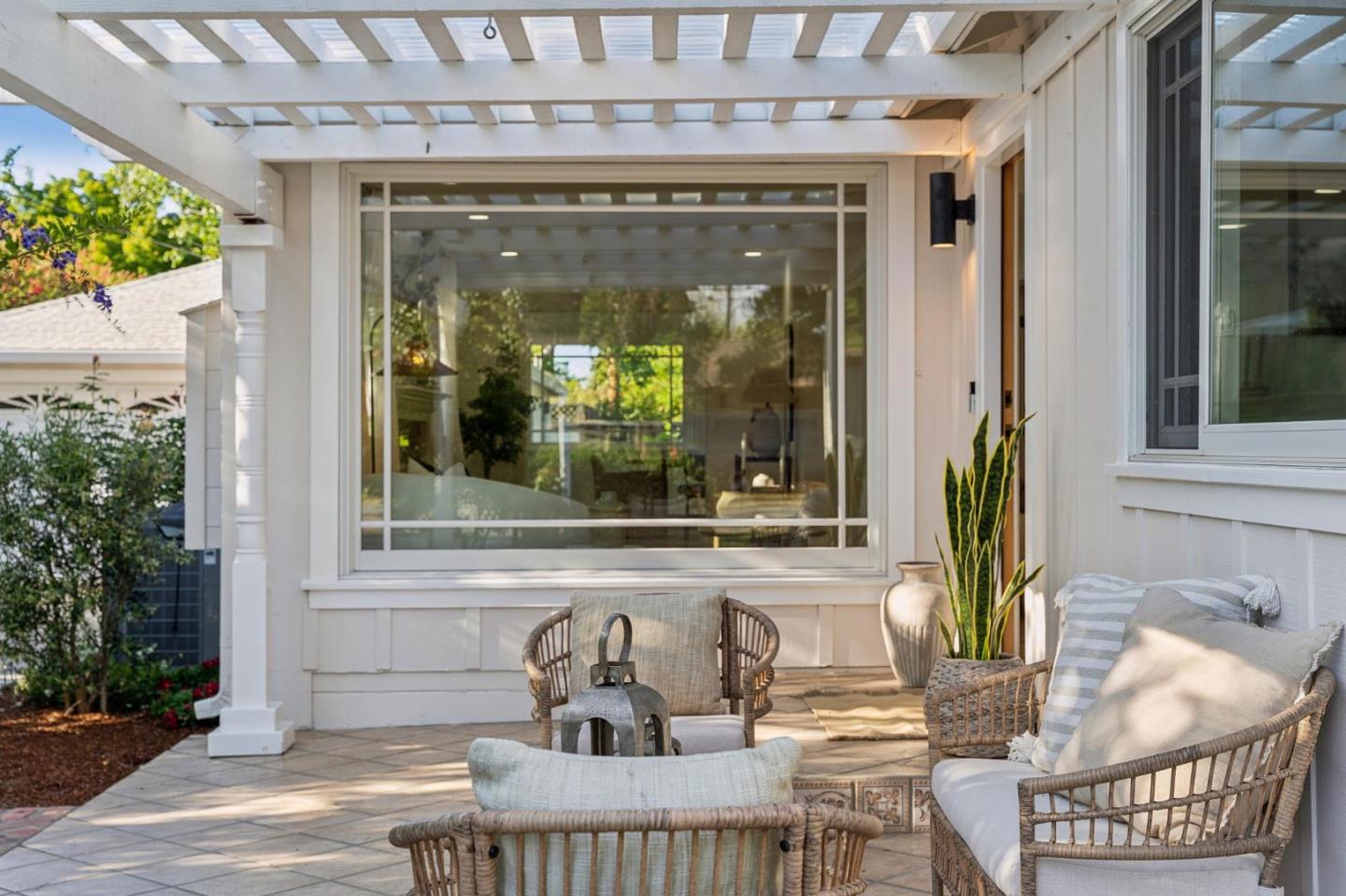 Detail Gallery Image 5 of 31 For 1244 Rose Ave, Mountain View,  CA 94040 - 4 Beds | 2 Baths