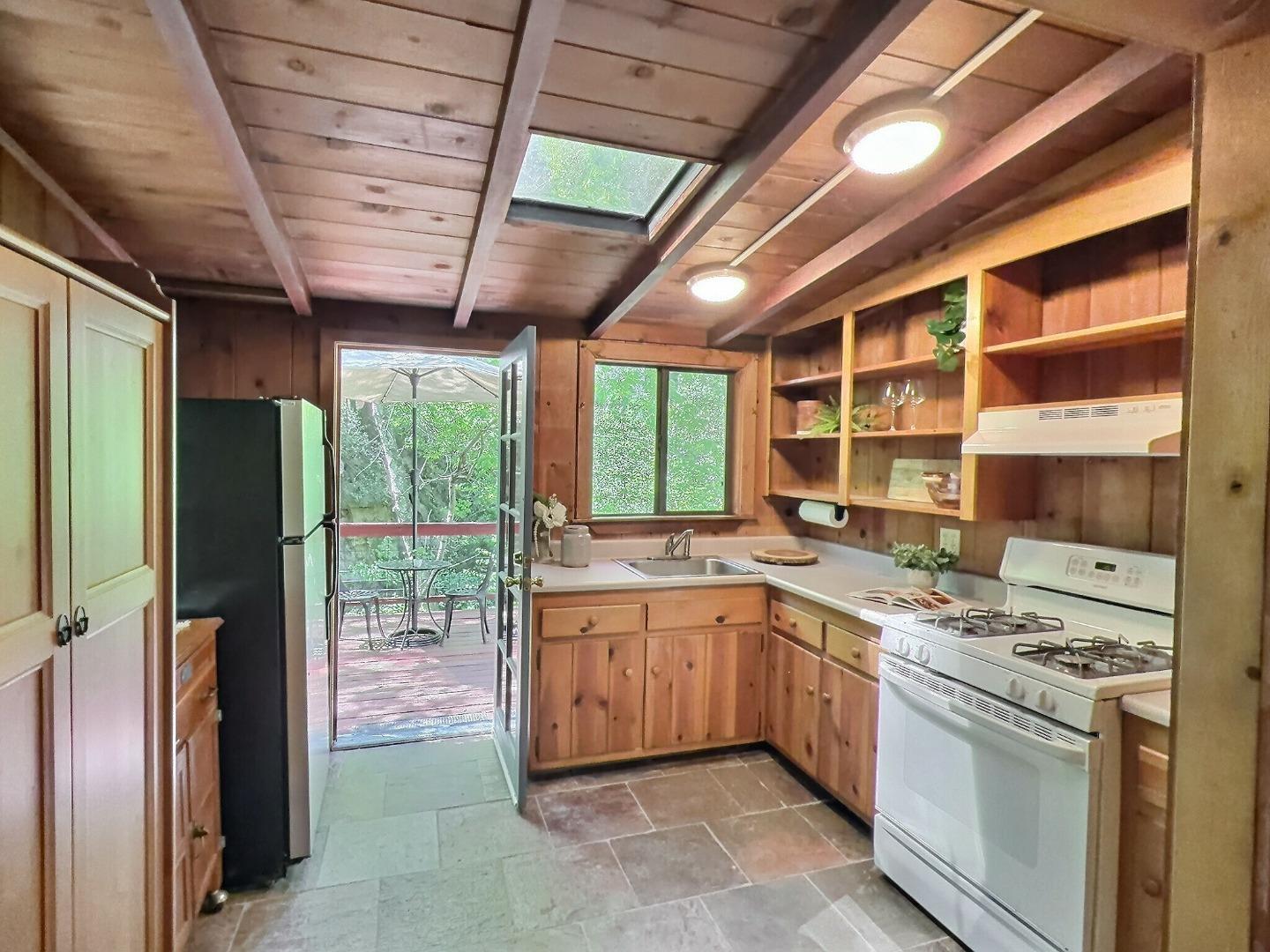 Detail Gallery Image 5 of 11 For 173 N Sequoia Rd, Boulder Creek,  CA 95006 - 2 Beds | 1 Baths