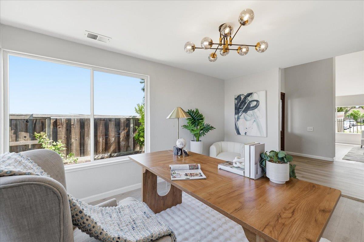 Detail Gallery Image 10 of 55 For 12 Riviera Cir, Redwood City,  CA 94065 - 4 Beds | 2/1 Baths