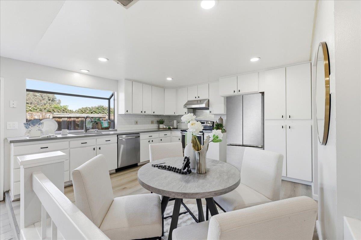 Detail Gallery Image 17 of 55 For 12 Riviera Cir, Redwood City,  CA 94065 - 4 Beds | 2/1 Baths