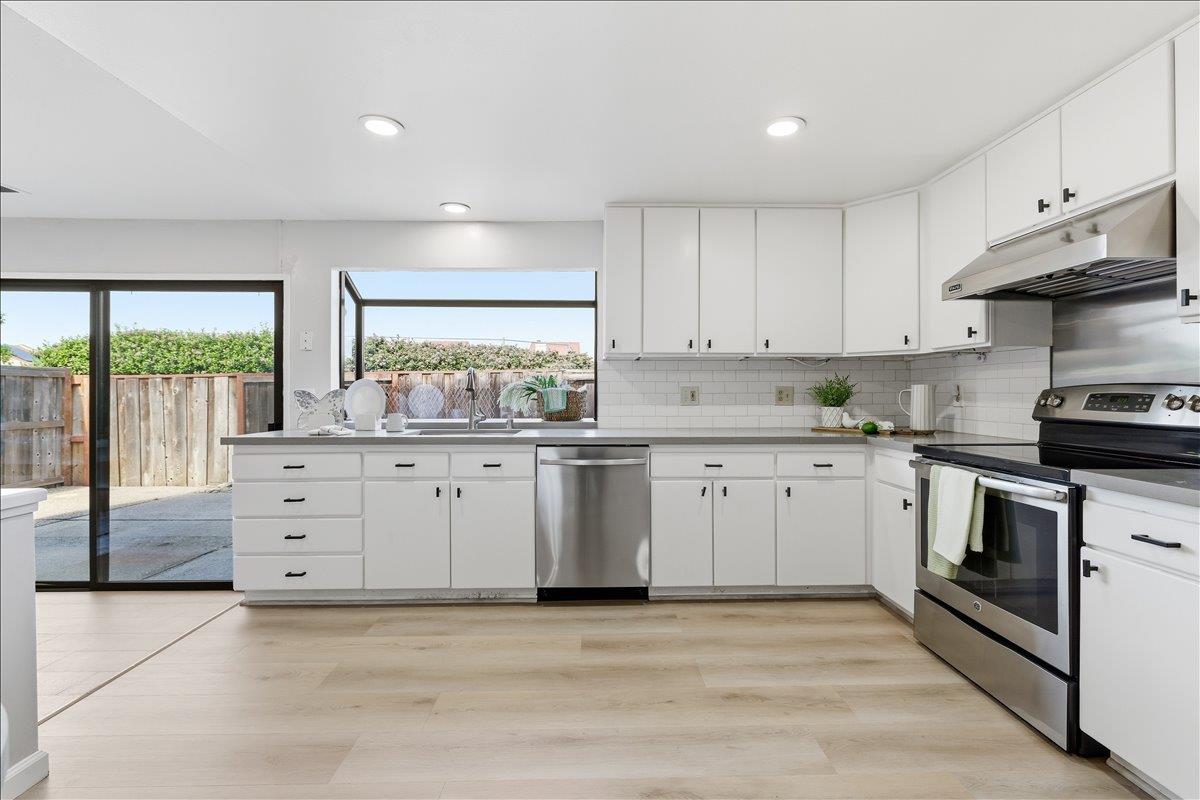 Detail Gallery Image 19 of 55 For 12 Riviera Cir, Redwood City,  CA 94065 - 4 Beds | 2/1 Baths