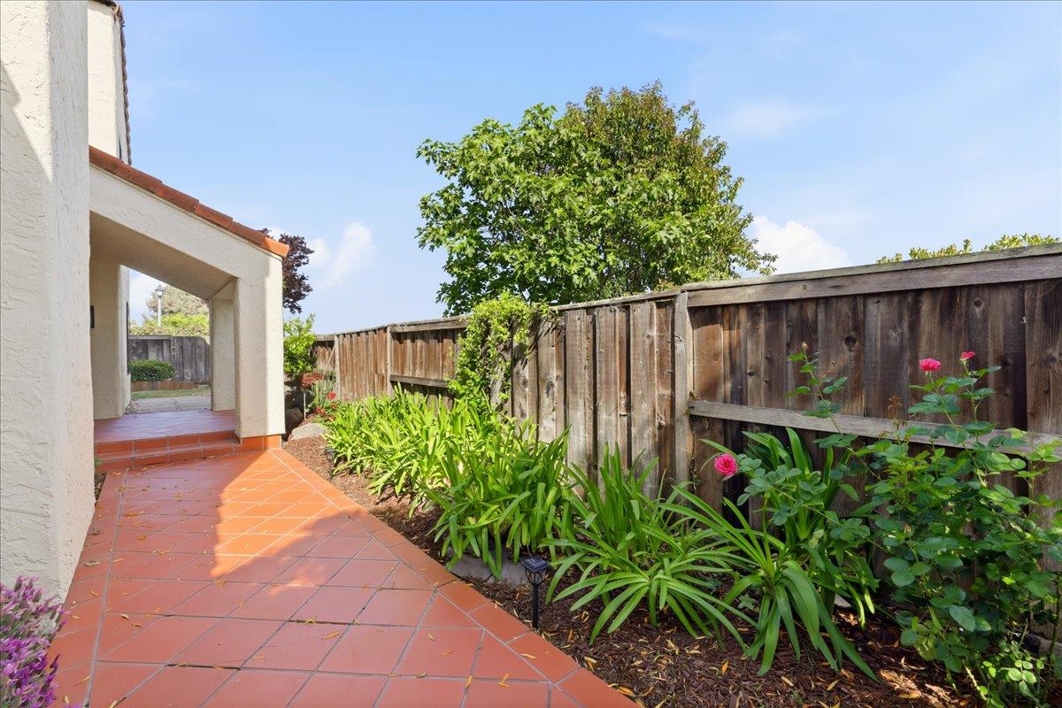 Detail Gallery Image 4 of 55 For 12 Riviera Cir, Redwood City,  CA 94065 - 4 Beds | 2/1 Baths