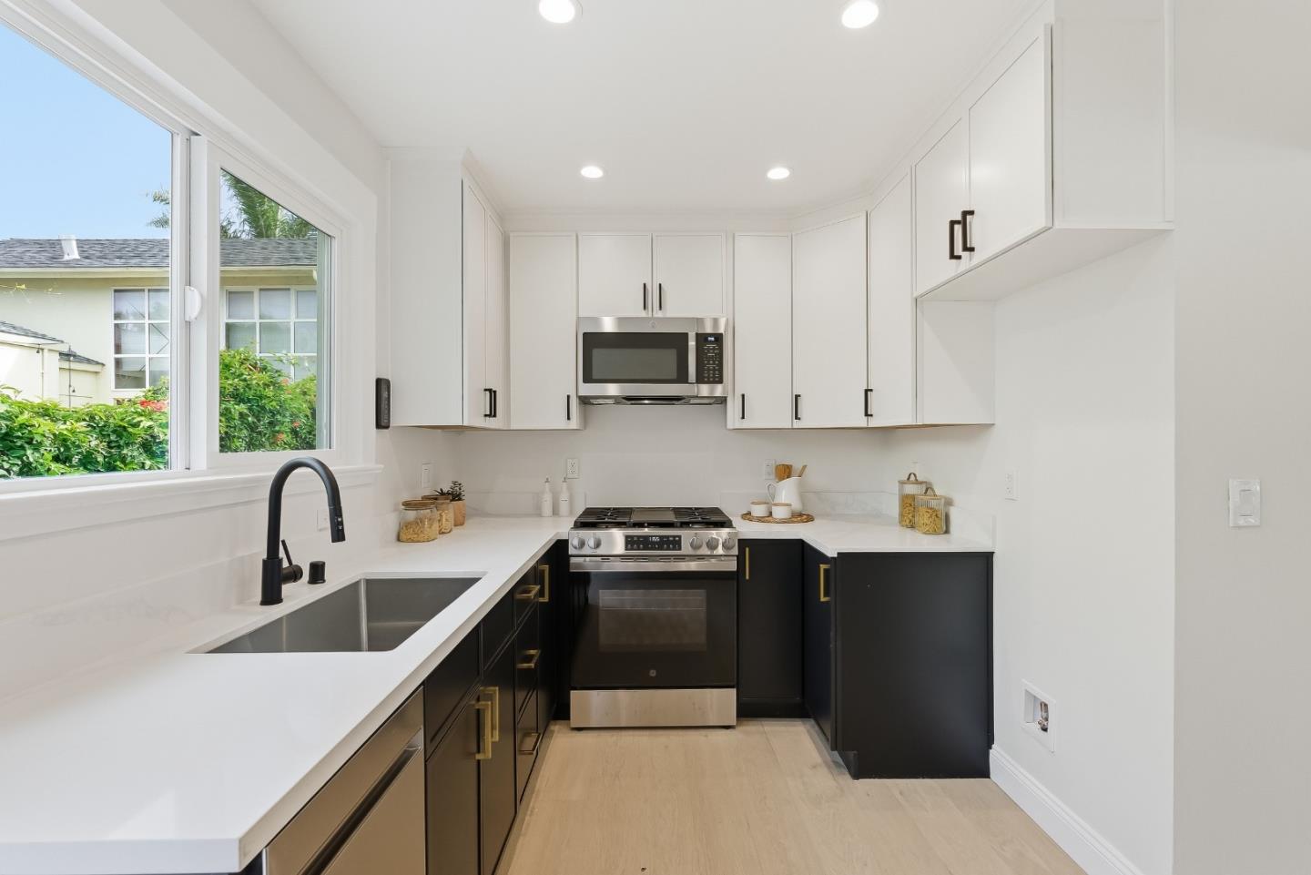 Detail Gallery Image 10 of 45 For 1414 Laurel, Santa Cruz,  CA 95060 - 3 Beds | 2 Baths