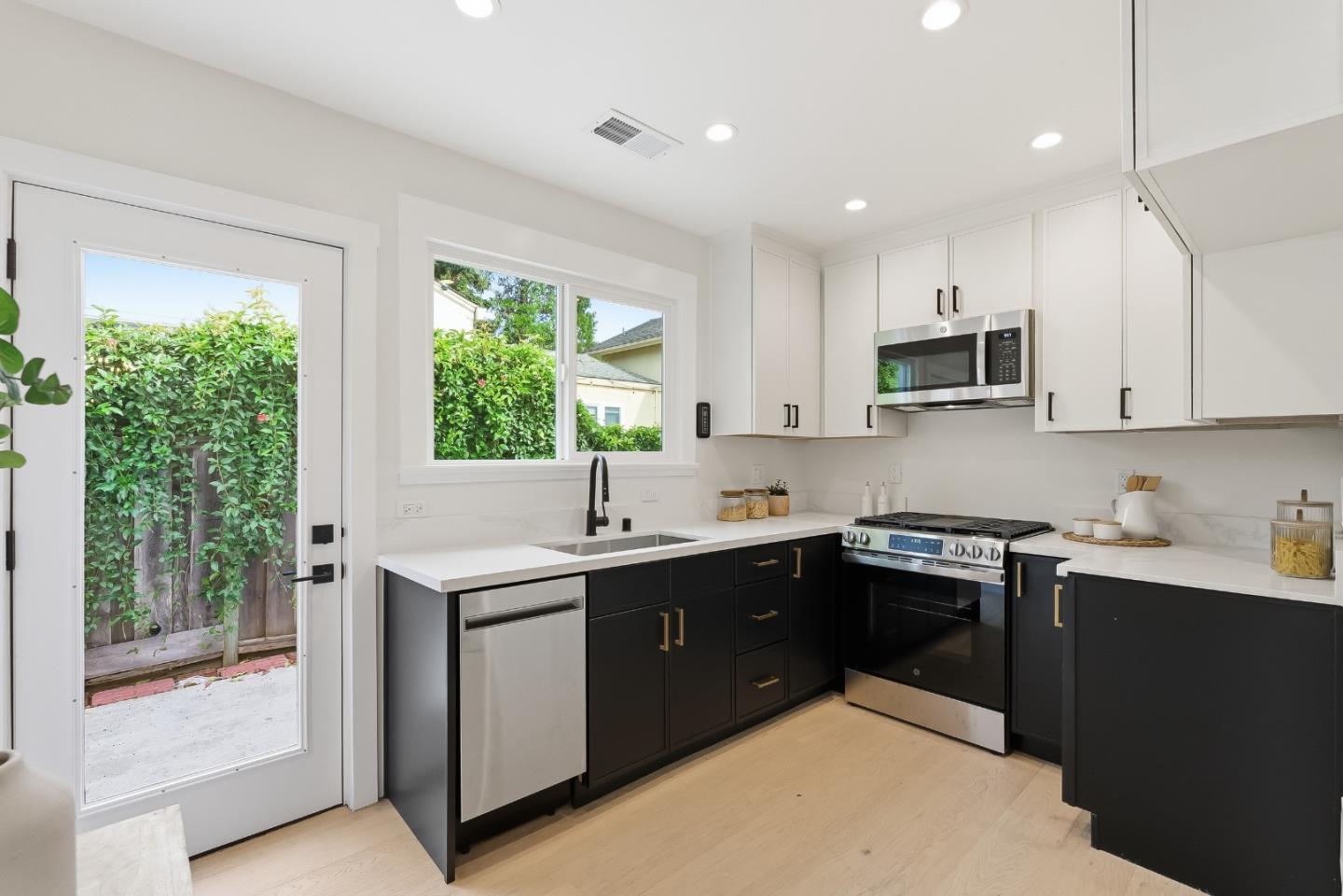 Detail Gallery Image 8 of 45 For 1414 Laurel, Santa Cruz,  CA 95060 - 3 Beds | 2 Baths