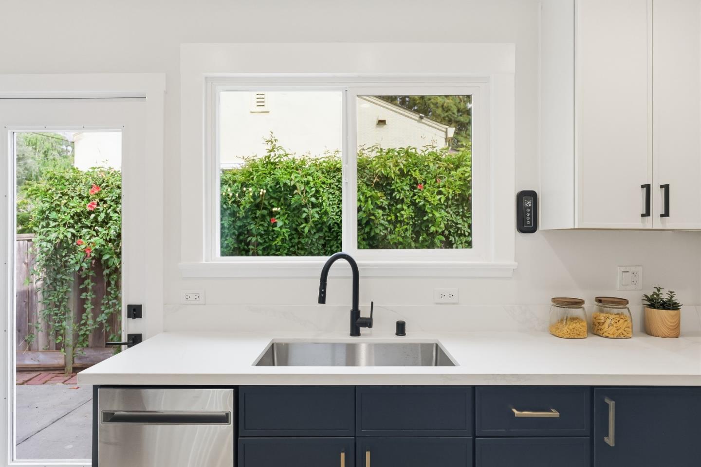 Detail Gallery Image 9 of 45 For 1414 Laurel, Santa Cruz,  CA 95060 - 3 Beds | 2 Baths