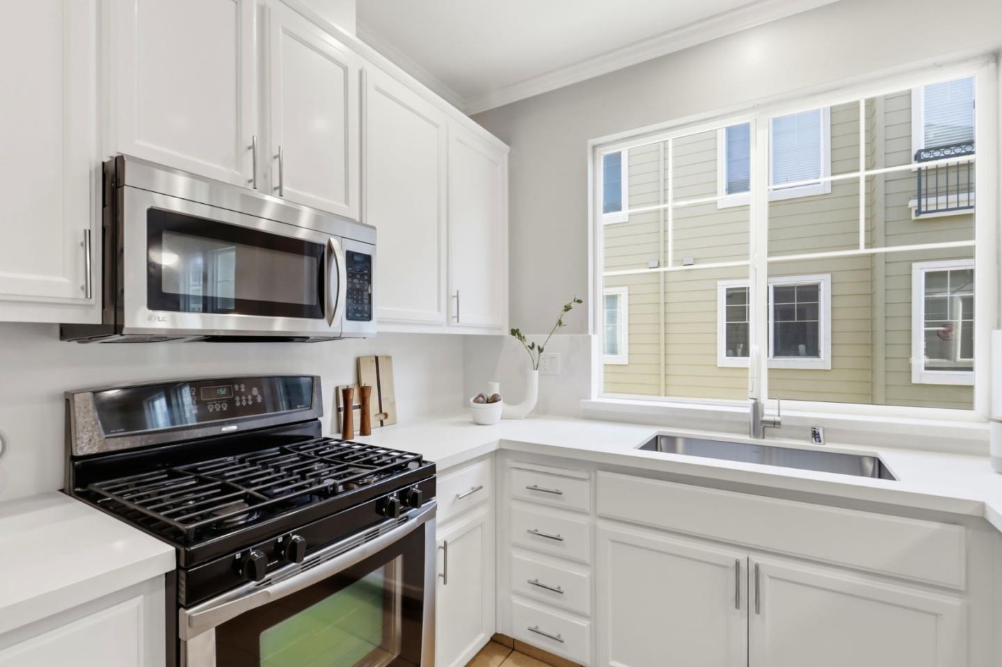 Detail Gallery Image 9 of 28 For 483 Tea Tree Ter, Sunnyvale,  CA 94086 - 3 Beds | 2/1 Baths