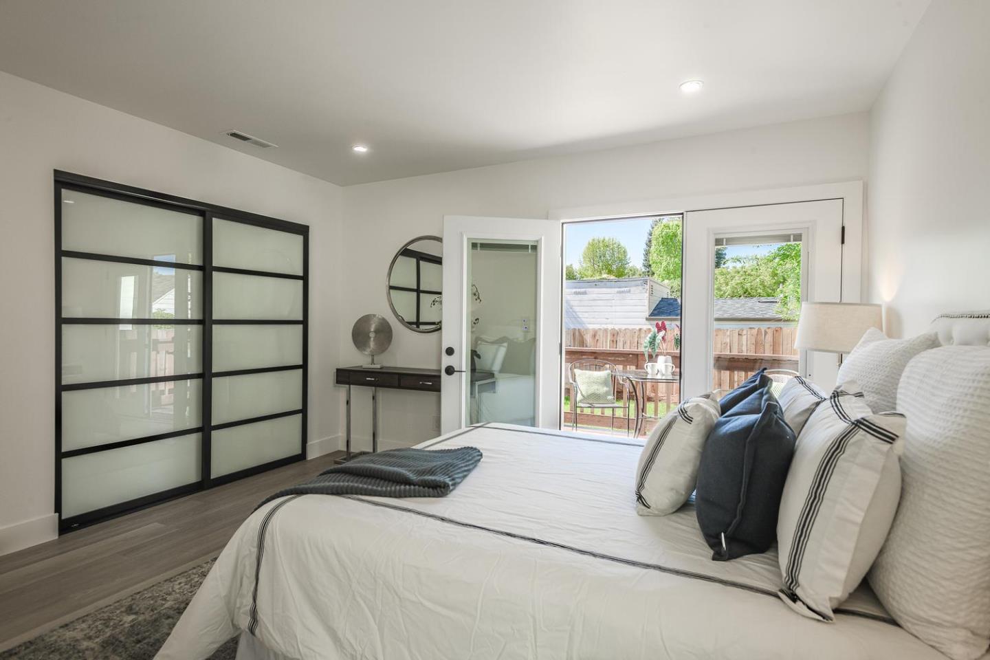 Detail Gallery Image 21 of 27 For 1307 California Dr, Burlingame,  CA 94010 - 3 Beds | 3 Baths