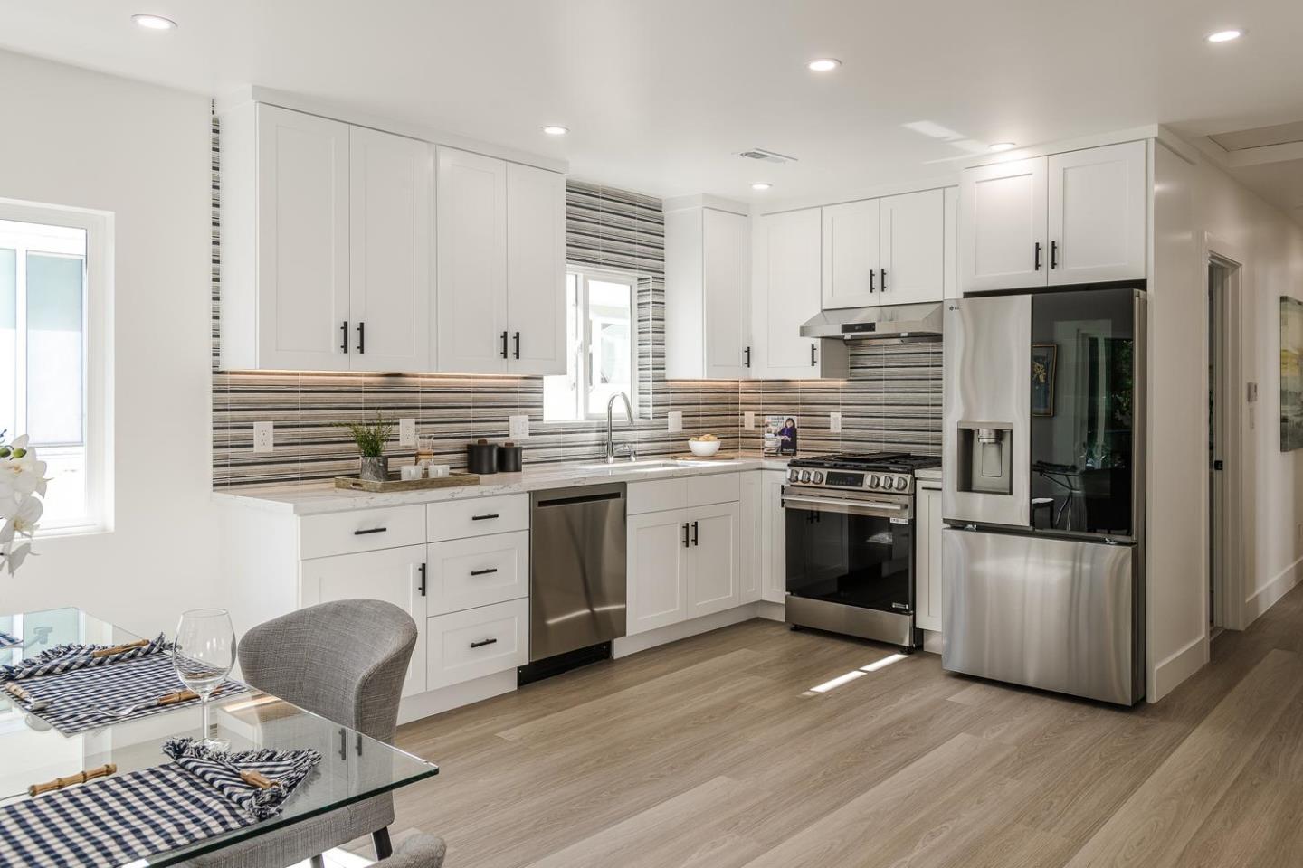 Detail Gallery Image 8 of 27 For 1307 California Dr, Burlingame,  CA 94010 - 3 Beds | 3 Baths