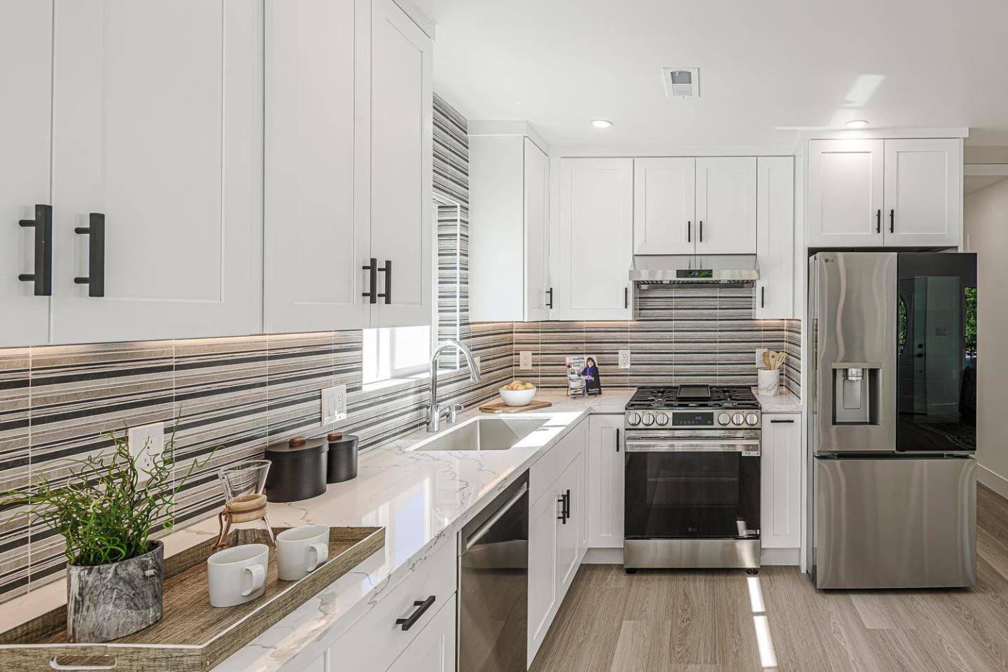 Detail Gallery Image 9 of 27 For 1307 California Dr, Burlingame,  CA 94010 - 3 Beds | 3 Baths