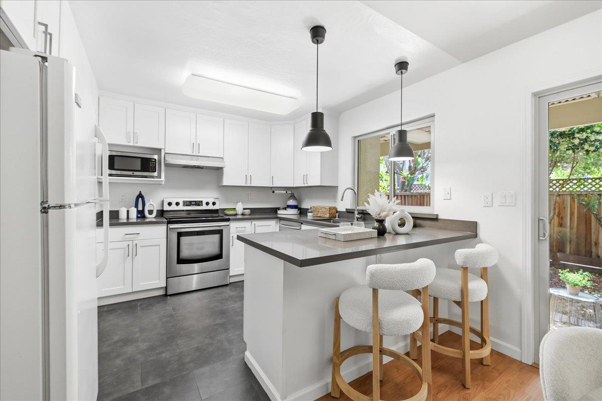 Detail Gallery Image 15 of 43 For 436 Sierra Vista Ave #8,  Mountain View,  CA 94043 - 2 Beds | 2/1 Baths