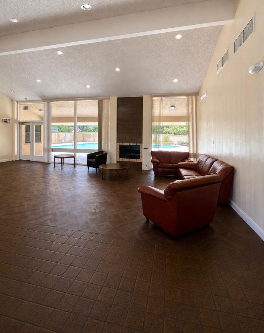 Detail Gallery Image 18 of 21 For 125 Connemara Way #164,  Sunnyvale,  CA 94087 - 2 Beds | 1/1 Baths