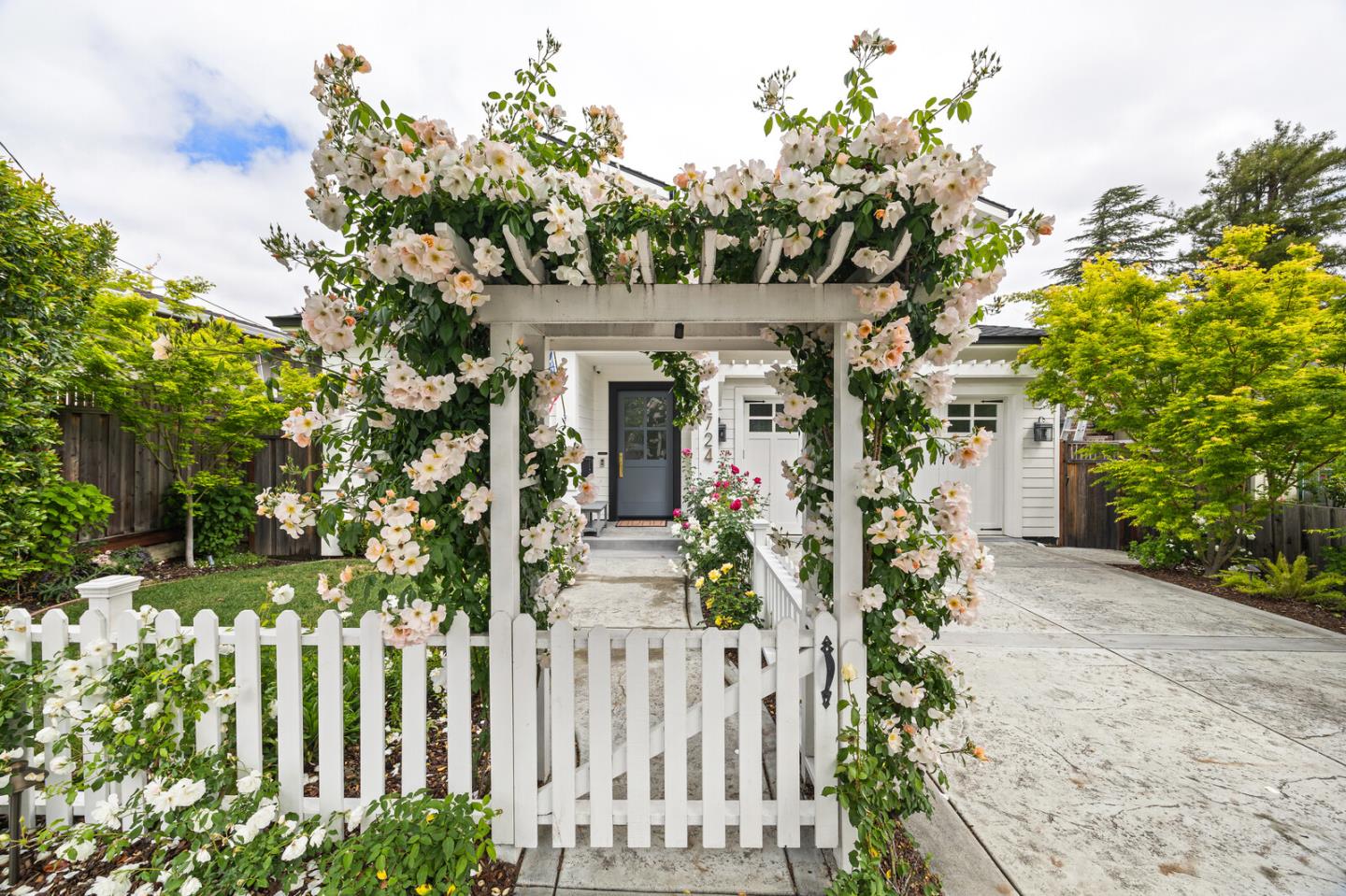 Detail Gallery Image 5 of 37 For 2724 Eaton Ave, San Carlos,  CA 94070 - 5 Beds | 4/1 Baths