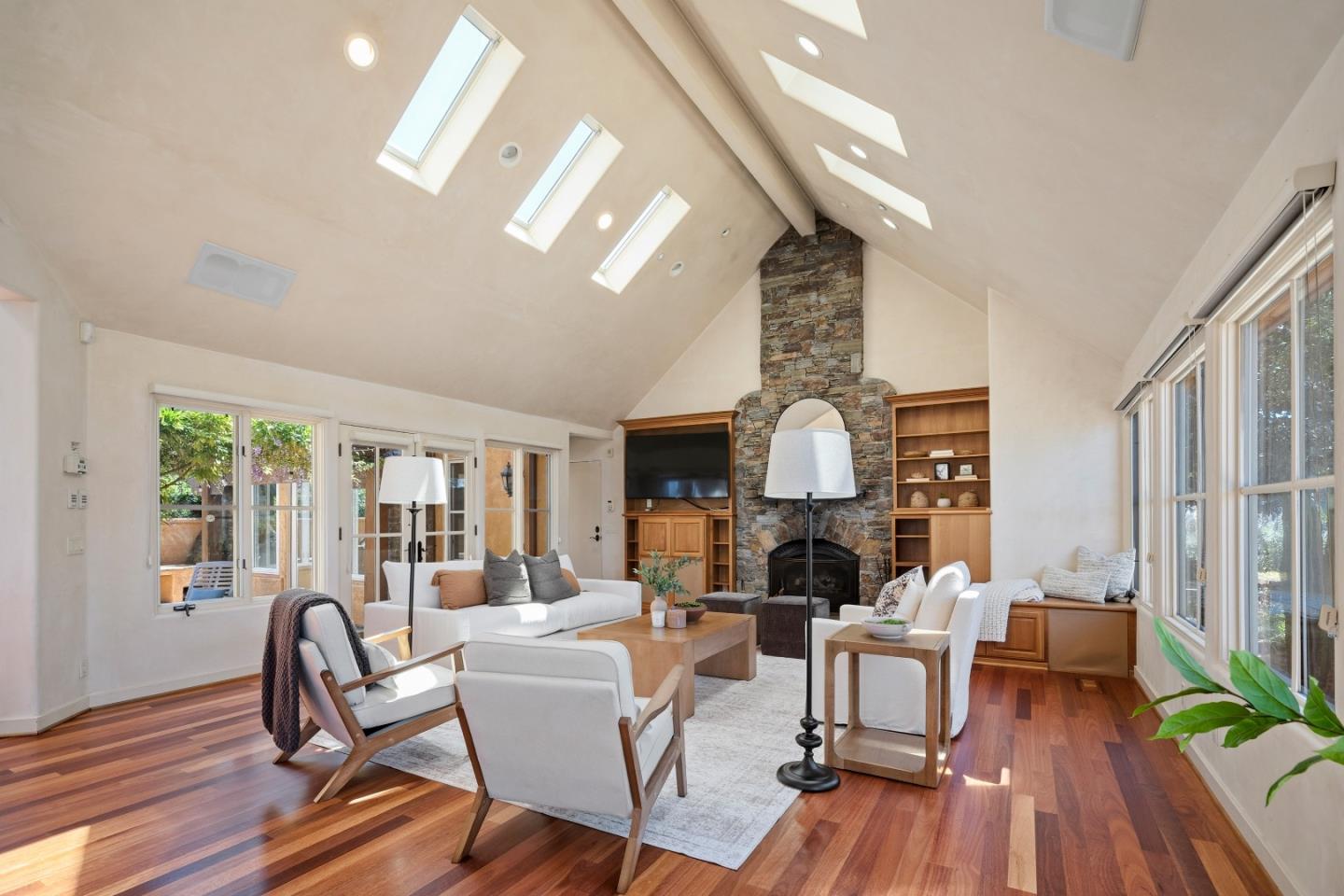 Detail Gallery Image 14 of 37 For 1273 Surf Ave, Pacific Grove,  CA 93950 - 4 Beds | 3/1 Baths