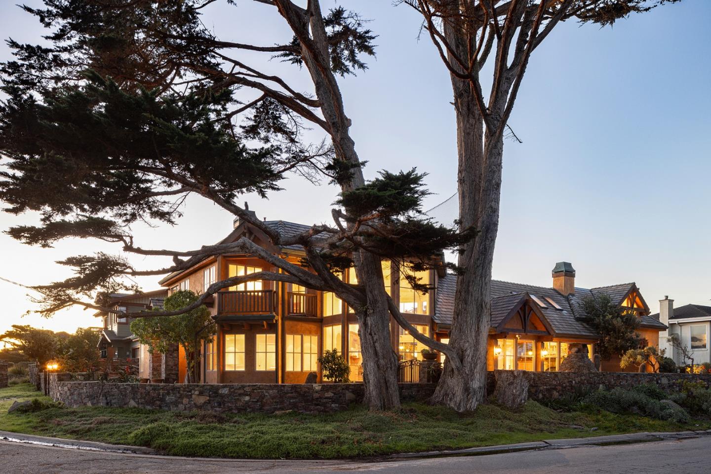 Detail Gallery Image 4 of 37 For 1273 Surf Ave, Pacific Grove,  CA 93950 - 4 Beds | 3/1 Baths