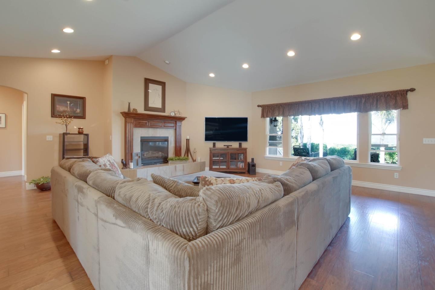 Detail Gallery Image 12 of 27 For 303 Taryn Ct, Hollister,  CA 95023 - 4 Beds | 3 Baths