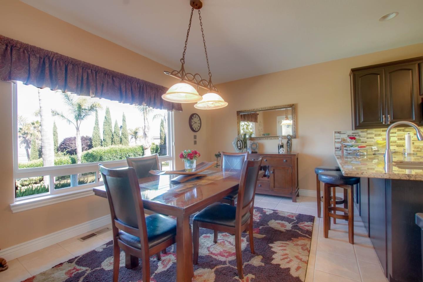 Detail Gallery Image 14 of 27 For 303 Taryn Ct, Hollister,  CA 95023 - 4 Beds | 3 Baths