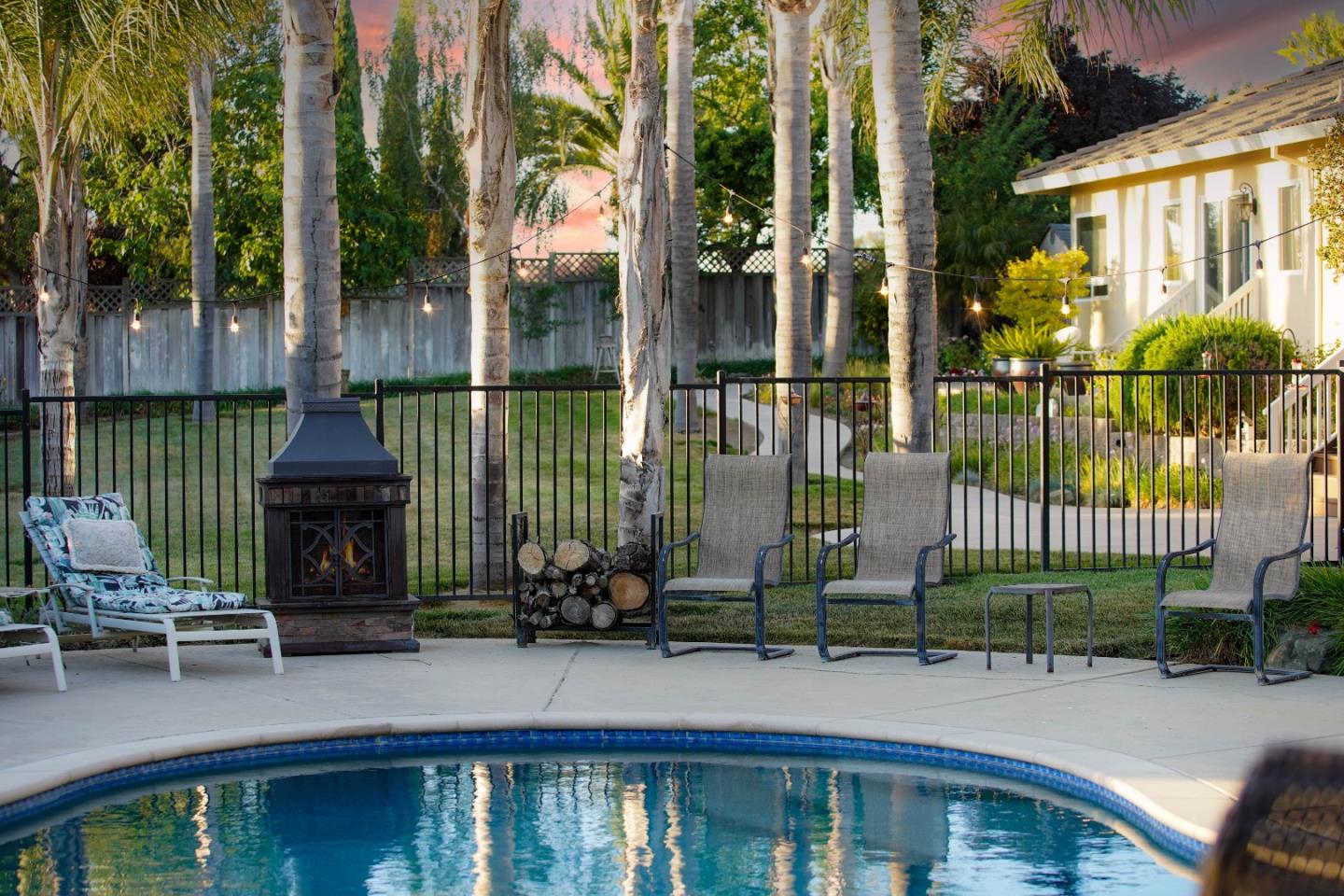 Detail Gallery Image 5 of 27 For 303 Taryn Ct, Hollister,  CA 95023 - 4 Beds | 3 Baths