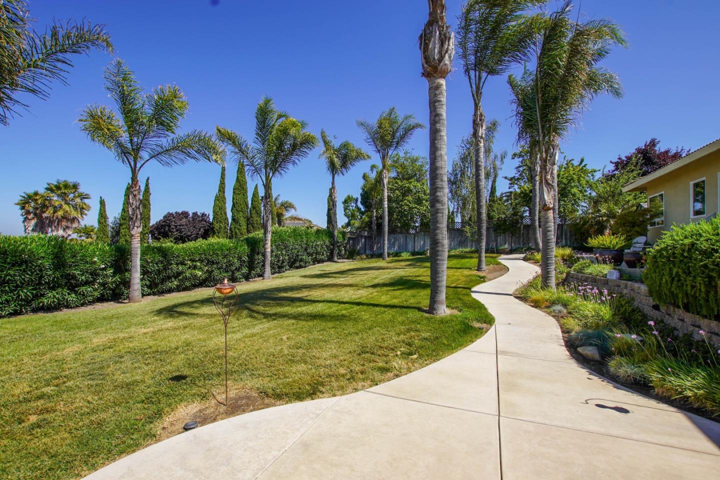 Detail Gallery Image 6 of 27 For 303 Taryn Ct, Hollister,  CA 95023 - 4 Beds | 3 Baths