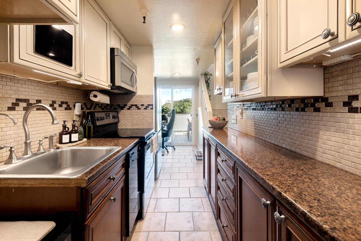 Detail Gallery Image 12 of 22 For 565 English Ave #13,  Monterey,  CA 93940 - 1 Beds | 1/1 Baths