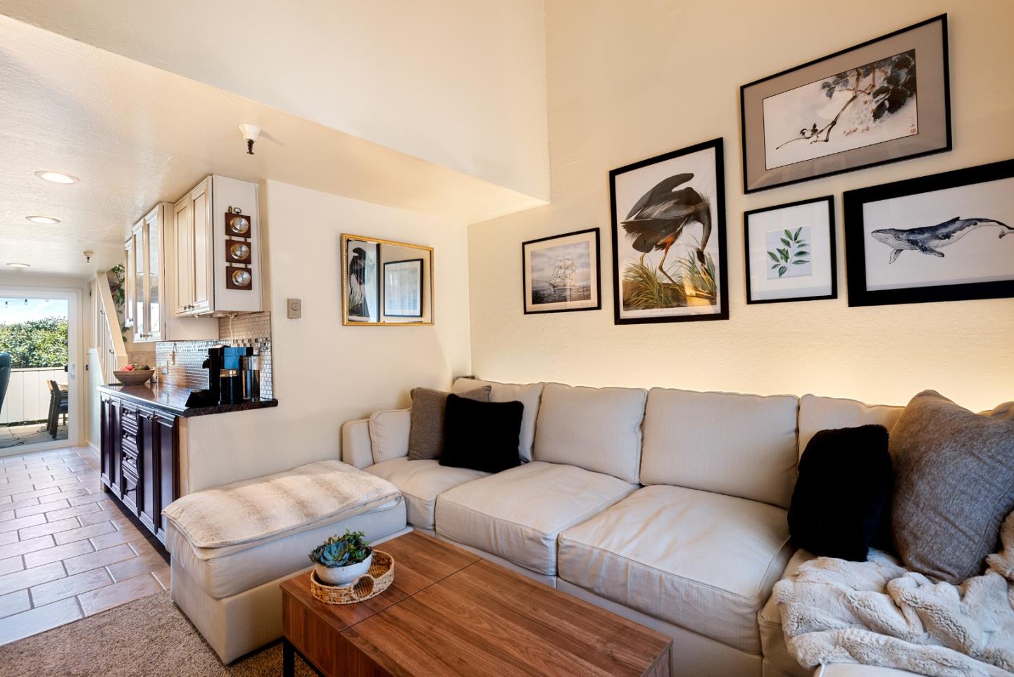 Detail Gallery Image 6 of 22 For 565 English Ave #13,  Monterey,  CA 93940 - 1 Beds | 1/1 Baths