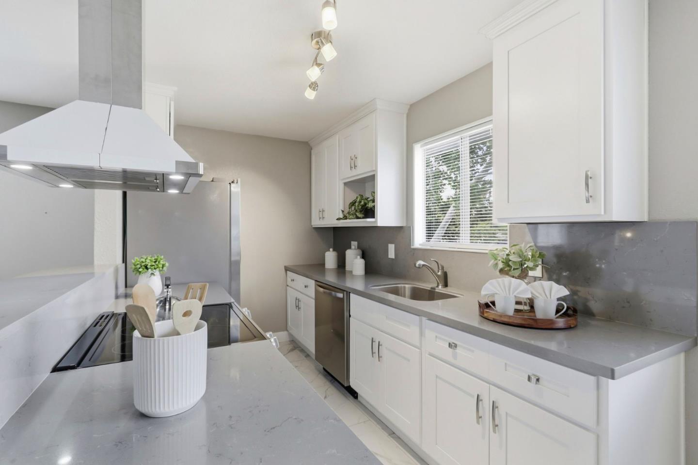 Detail Gallery Image 4 of 29 For 5467 Spinnaker Walkway #4,  San Jose,  CA 95123 - 2 Beds | 1 Baths