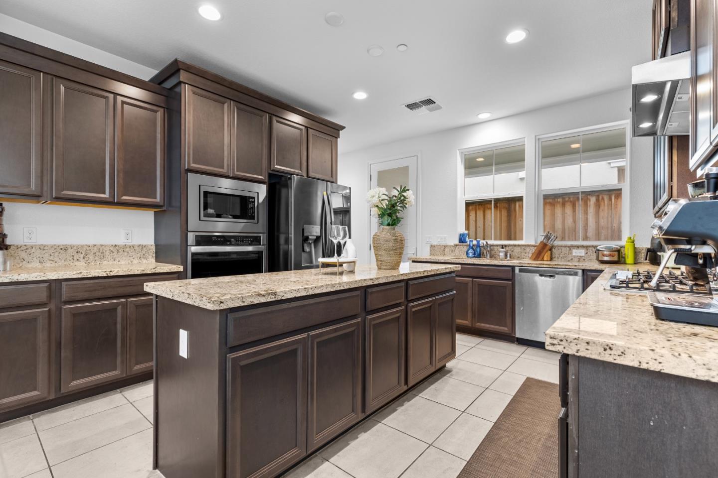 Detail Gallery Image 12 of 39 For 47520 Kinner Falls Cmn, Fremont,  CA 94539 - 3 Beds | 3/1 Baths