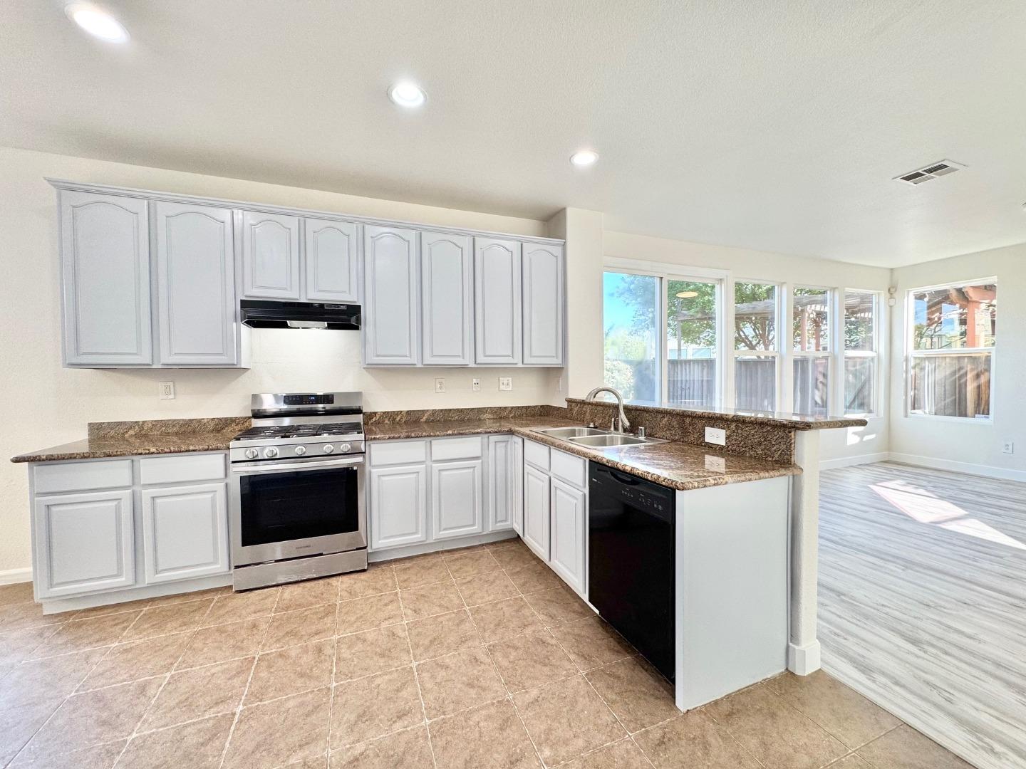 Detail Gallery Image 10 of 28 For 544 Rockingham Ct, Tracy,  CA 95376 - 3 Beds | 2/1 Baths