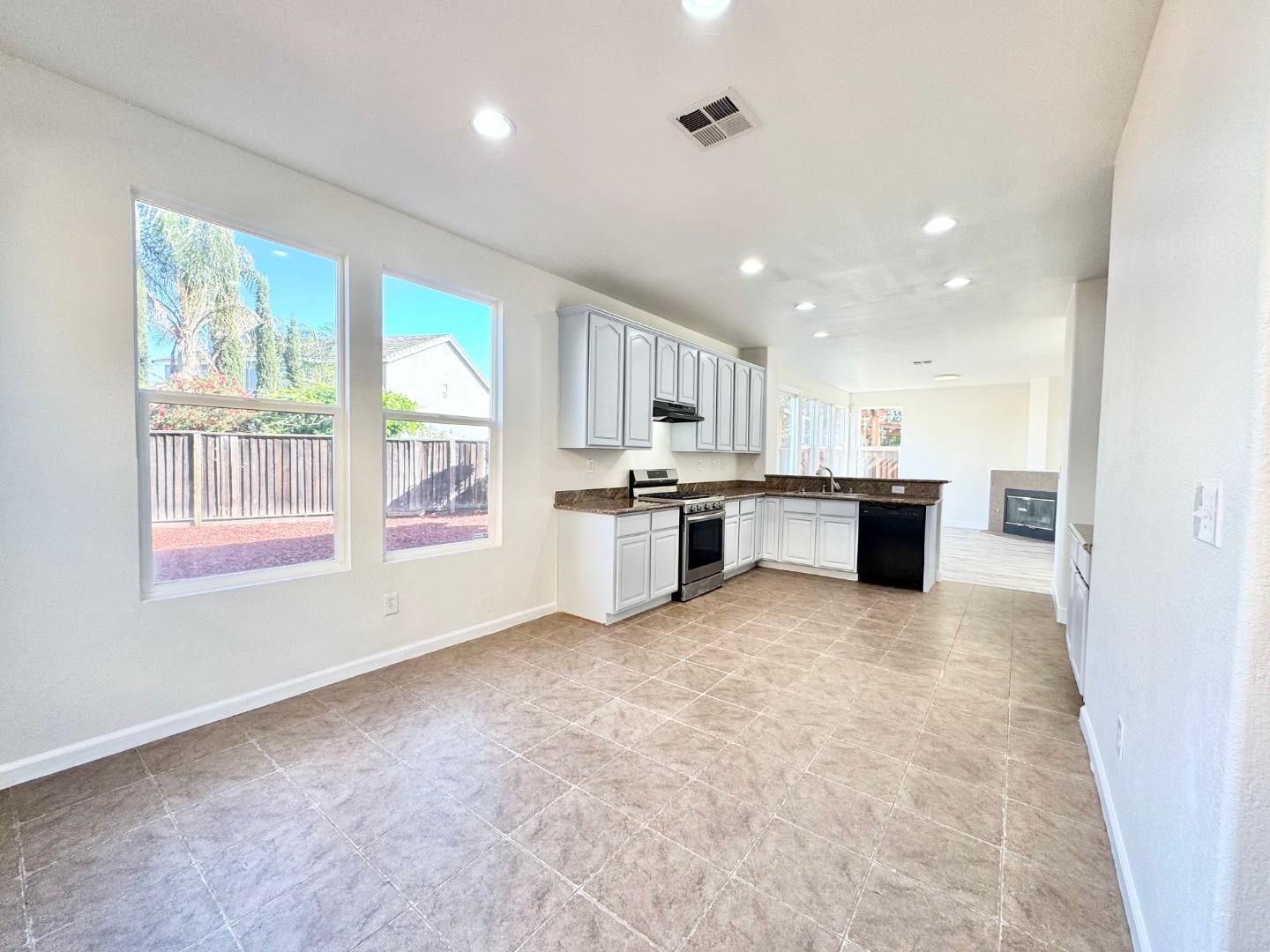 Detail Gallery Image 11 of 28 For 544 Rockingham Ct, Tracy,  CA 95376 - 3 Beds | 2/1 Baths