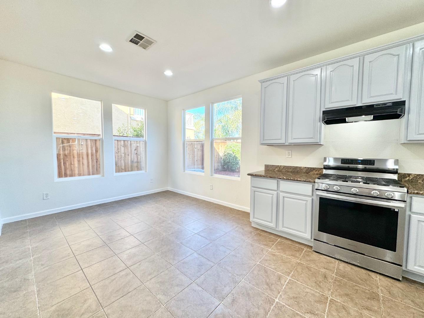 Detail Gallery Image 12 of 28 For 544 Rockingham Ct, Tracy,  CA 95376 - 3 Beds | 2/1 Baths