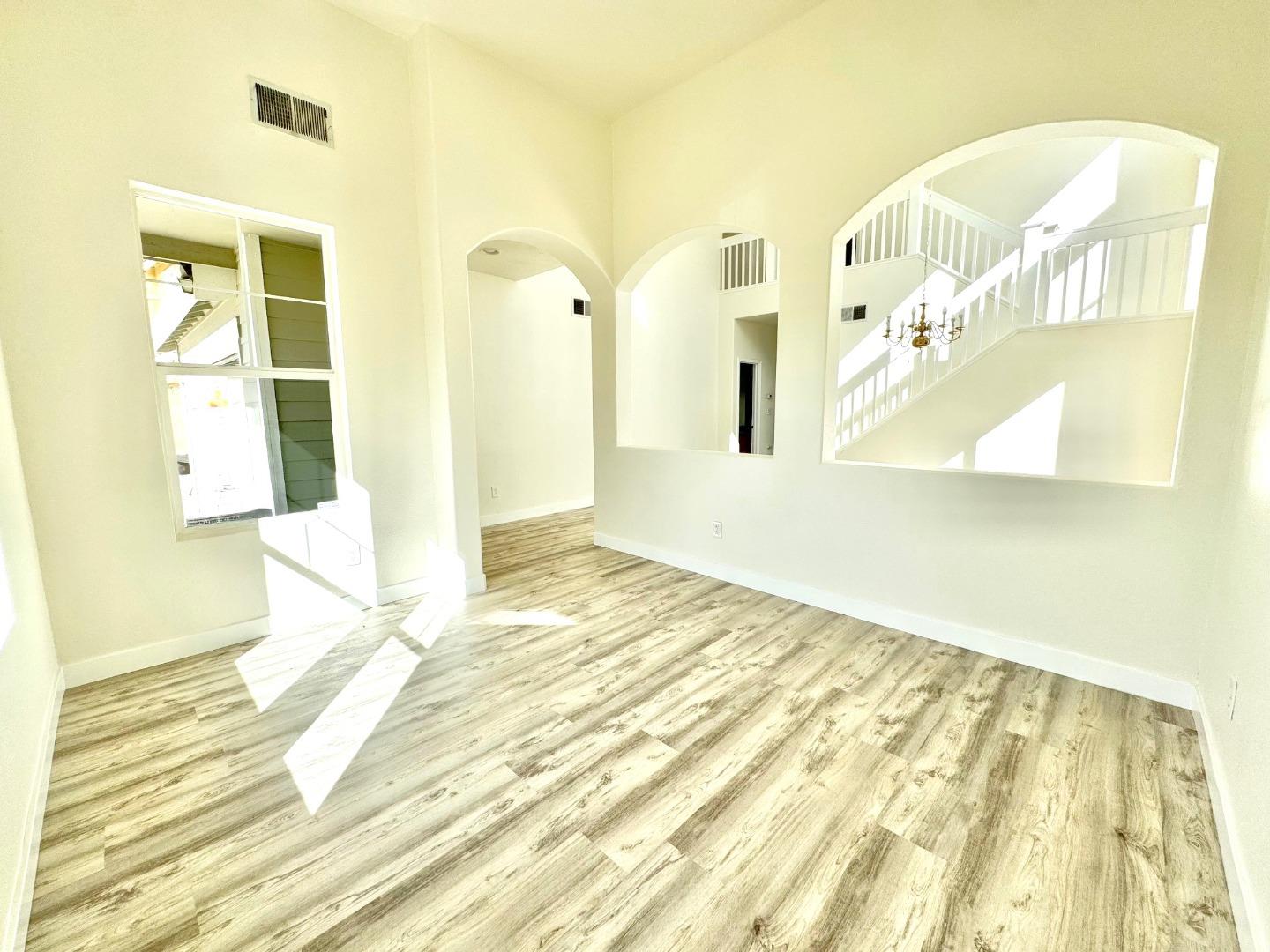 Detail Gallery Image 3 of 28 For 544 Rockingham Ct, Tracy,  CA 95376 - 3 Beds | 2/1 Baths