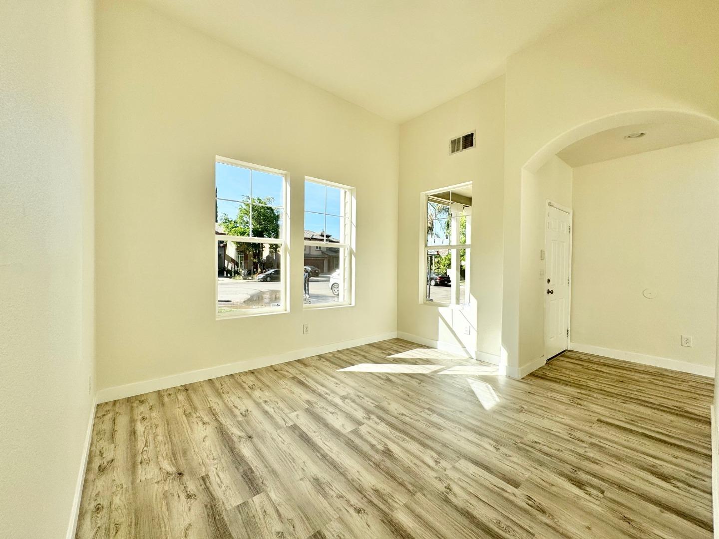 Detail Gallery Image 4 of 28 For 544 Rockingham Ct, Tracy,  CA 95376 - 3 Beds | 2/1 Baths