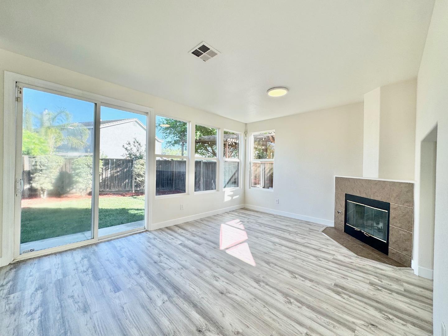 Detail Gallery Image 6 of 28 For 544 Rockingham Ct, Tracy,  CA 95376 - 3 Beds | 2/1 Baths