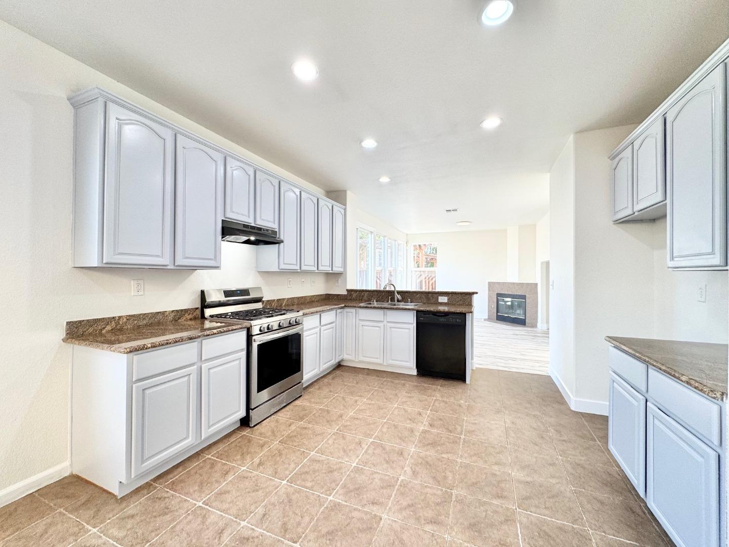 Detail Gallery Image 9 of 28 For 544 Rockingham Ct, Tracy,  CA 95376 - 3 Beds | 2/1 Baths