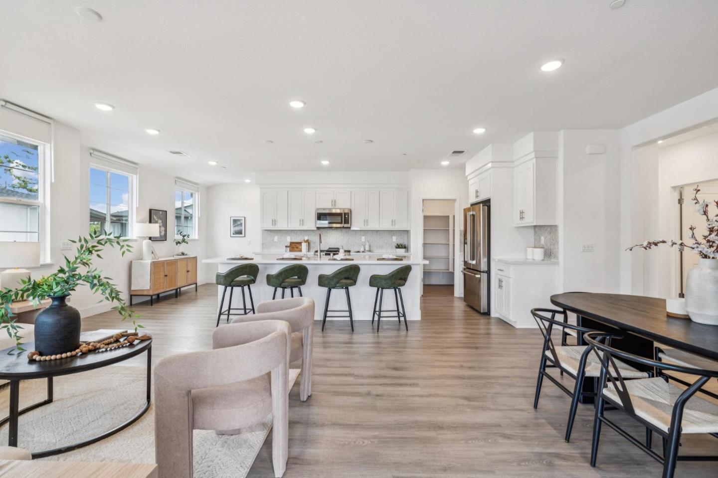 Detail Gallery Image 10 of 29 For 373 Arc Ct, Hayward,  CA 94544 - 2 Beds | 2 Baths