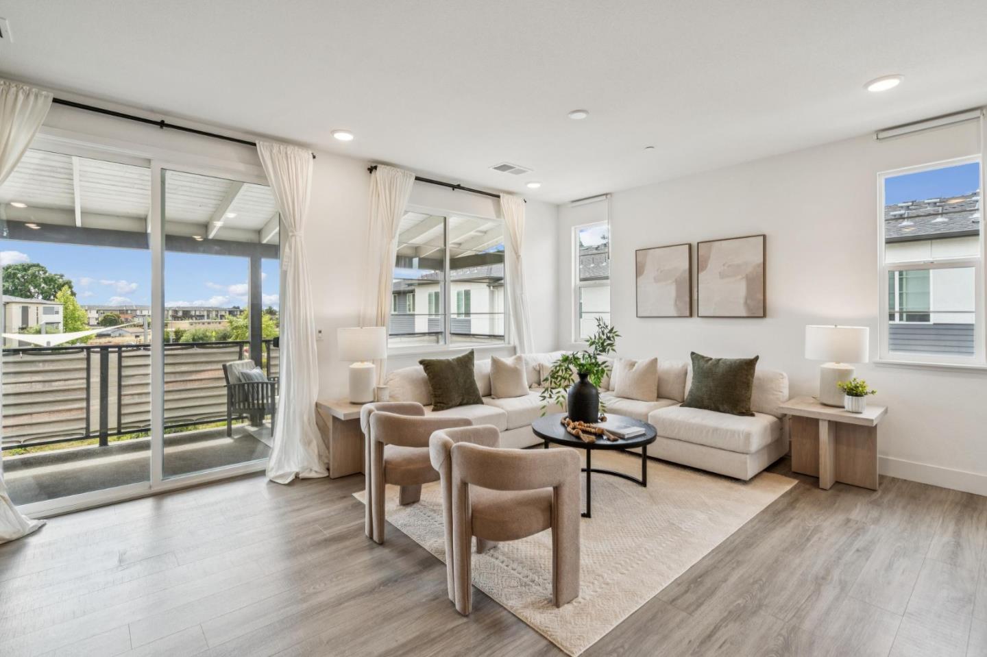 Detail Gallery Image 2 of 29 For 373 Arc Ct, Hayward,  CA 94544 - 2 Beds | 2 Baths