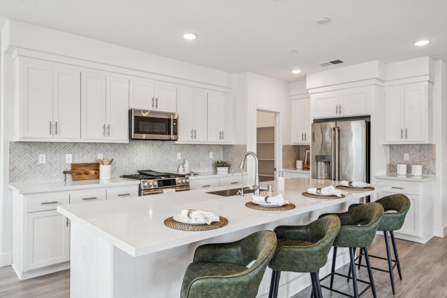 Detail Gallery Image 4 of 29 For 373 Arc Ct, Hayward,  CA 94544 - 2 Beds | 2 Baths