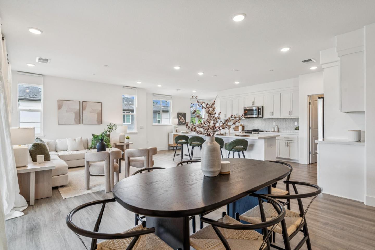 Detail Gallery Image 9 of 29 For 373 Arc Ct, Hayward,  CA 94544 - 2 Beds | 2 Baths