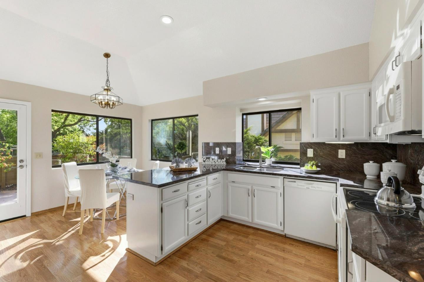 Detail Gallery Image 10 of 49 For 7502 Deveron Ct, San Jose,  CA 95135 - 2 Beds | 2/1 Baths