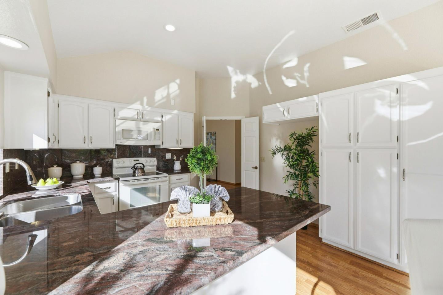 Detail Gallery Image 12 of 49 For 7502 Deveron Ct, San Jose,  CA 95135 - 2 Beds | 2/1 Baths