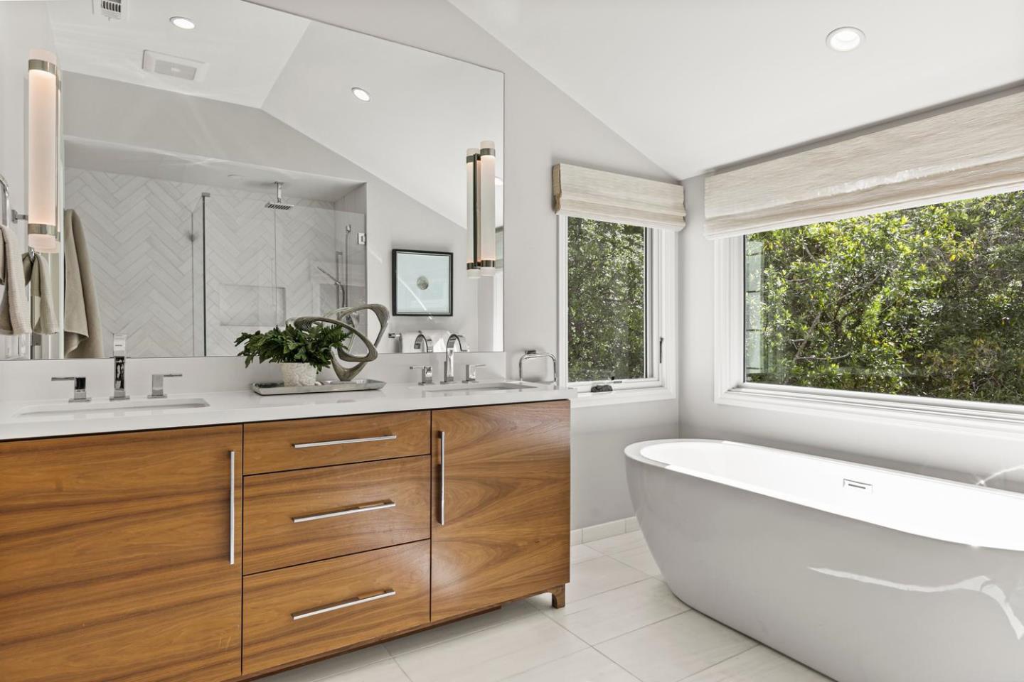 Detail Gallery Image 34 of 49 For 755 Bromfield Rd, Hillsborough,  CA 94010 - 4 Beds | 4/1 Baths