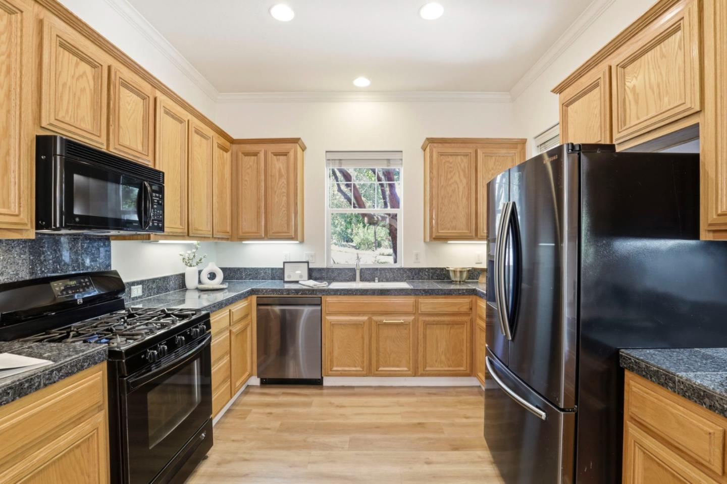 Detail Gallery Image 8 of 65 For 2521 Blairgowery Ct, Gilroy,  CA 95020 - 5 Beds | 3/1 Baths