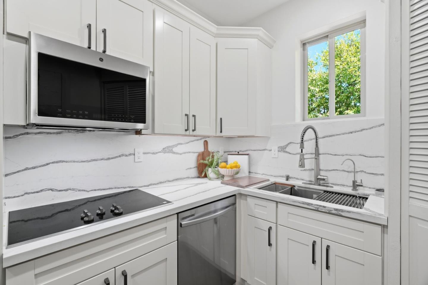 Detail Gallery Image 28 of 65 For 14302 Lora Dr, Los Gatos,  CA 95032 - 5 Beds | 5/1 Baths