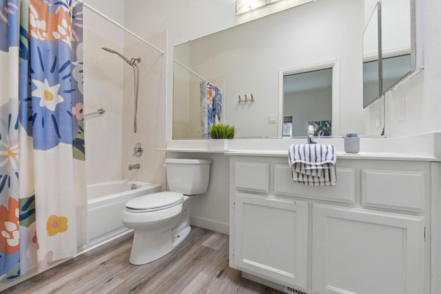 Detail Gallery Image 26 of 37 For 656 Cedar St #3,  San Carlos,  CA 94070 - 2 Beds | 2/1 Baths