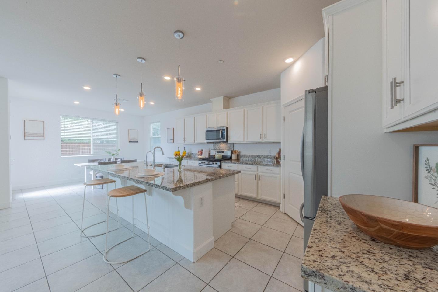 Detail Gallery Image 10 of 49 For 1073 Sardinia Dr, Salinas,  CA 93905 - 4 Beds | 2/1 Baths