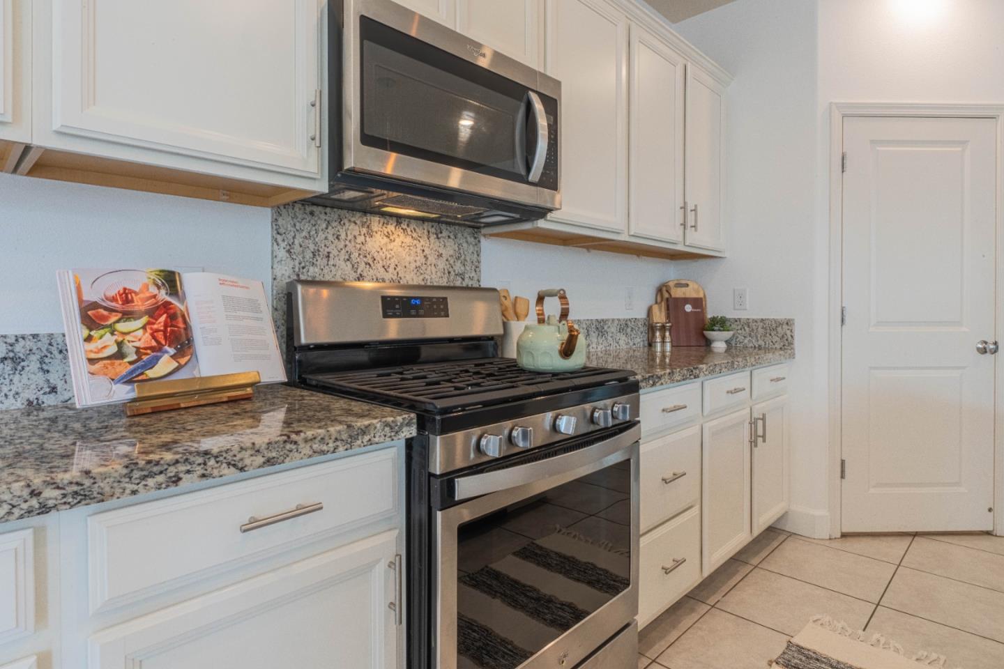 Detail Gallery Image 13 of 49 For 1073 Sardinia Dr, Salinas,  CA 93905 - 4 Beds | 2/1 Baths