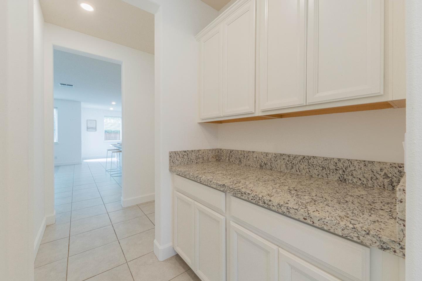 Detail Gallery Image 8 of 49 For 1073 Sardinia Dr, Salinas,  CA 93905 - 4 Beds | 2/1 Baths