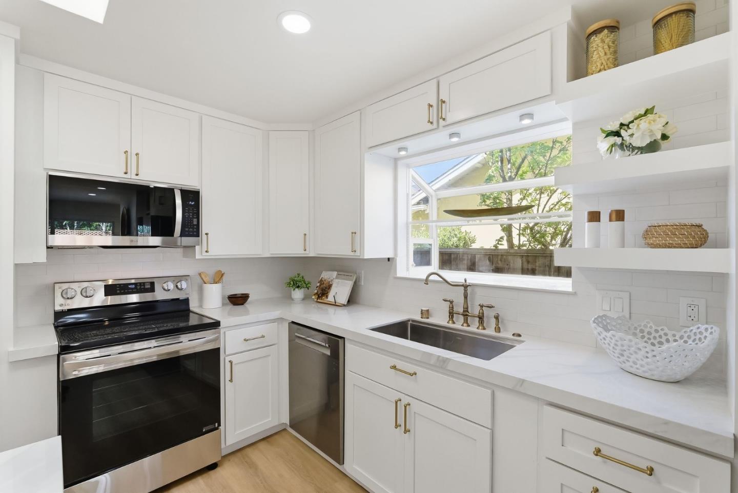 Detail Gallery Image 9 of 29 For 929 Constitution Dr, Foster City,  CA 94404 - 3 Beds | 3 Baths