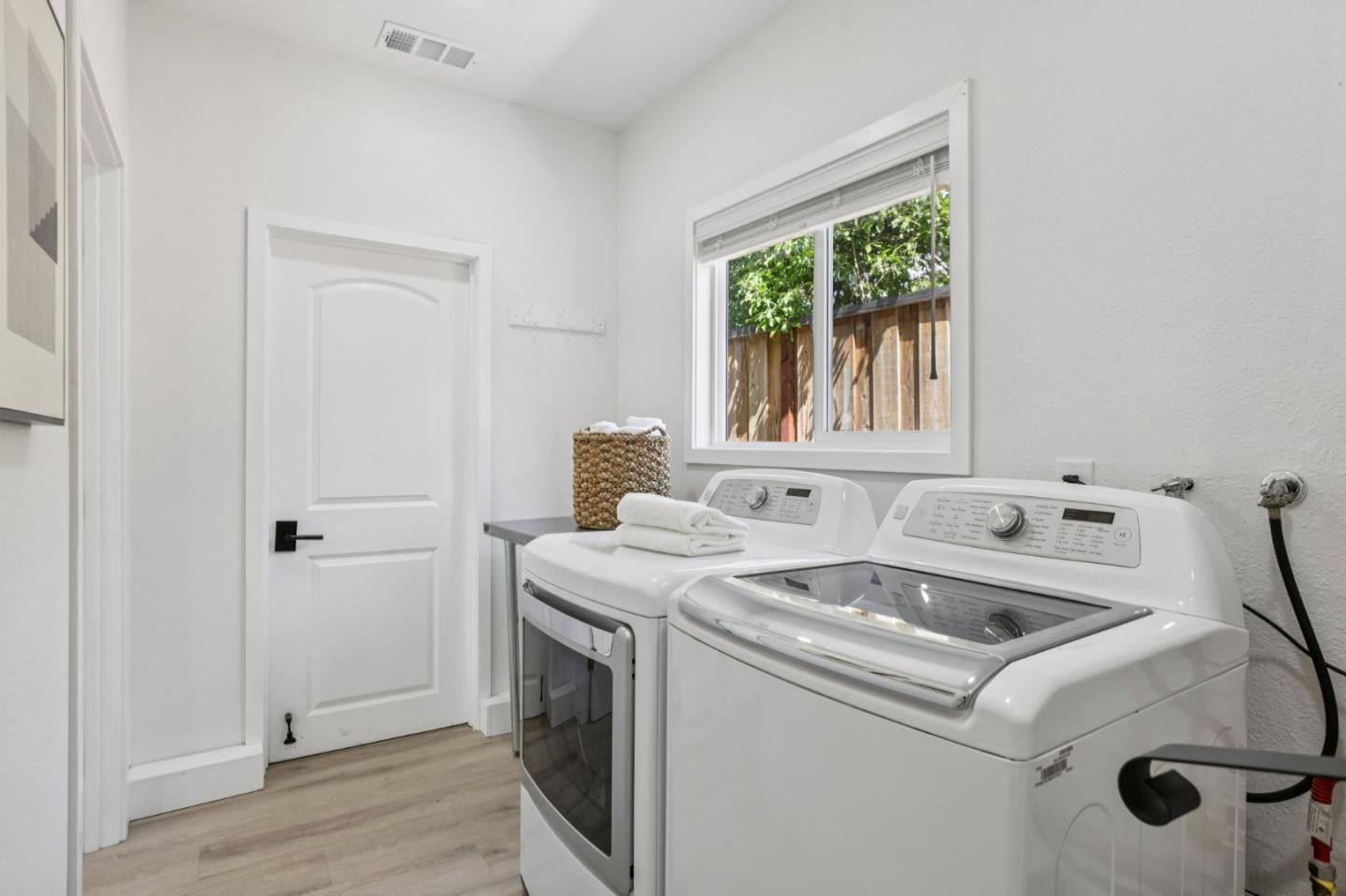 Detail Gallery Image 19 of 30 For 551 Newbridge St, Menlo Park,  CA 94025 - 3 Beds | 2 Baths